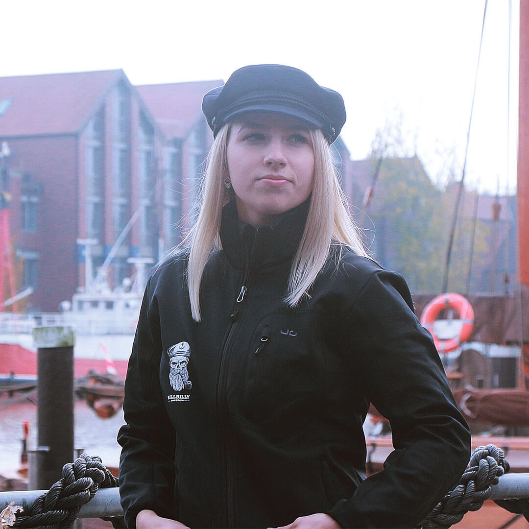 Womens_Thermofleece-Jacke_HILLBILLY_SkullCaptain-black_IMG_5043