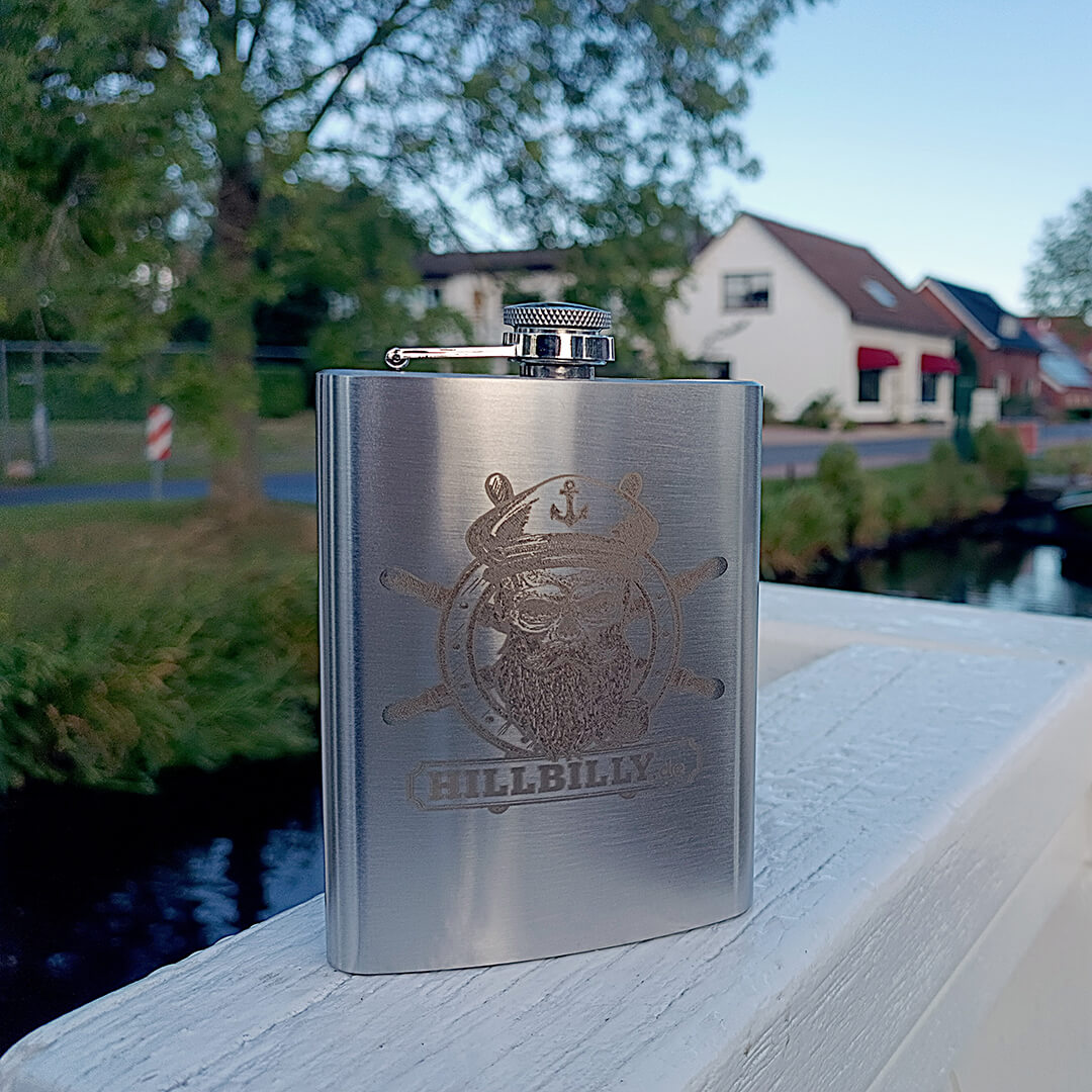 Flachmann_HILLBILLYde_SkullCaptain_Steuerrad_edelstahl_1727544669872 HILLBILLY Flachmann Edelstahl - SkullCaptain mit Steuerrad • 240ml