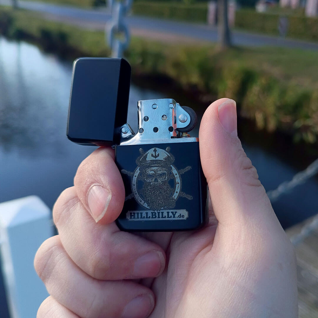 Benzin-Feuerzeug_HILLBILLYde_SkullCaptain_Steuerrad_schwarz_1727544667849 HILLBILLY Benzinfeuerzeug schwarz - SkullCaptain mit Steuerrad