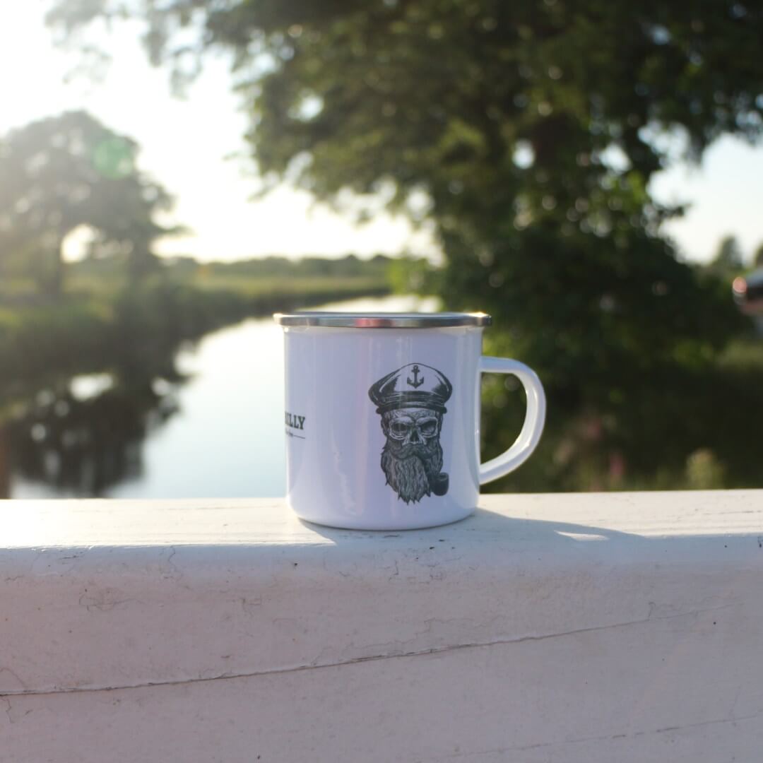 HILLBILLY_Emailletasse_SkullCaptain_Steuerrad_Shopbild_IMG_4148b