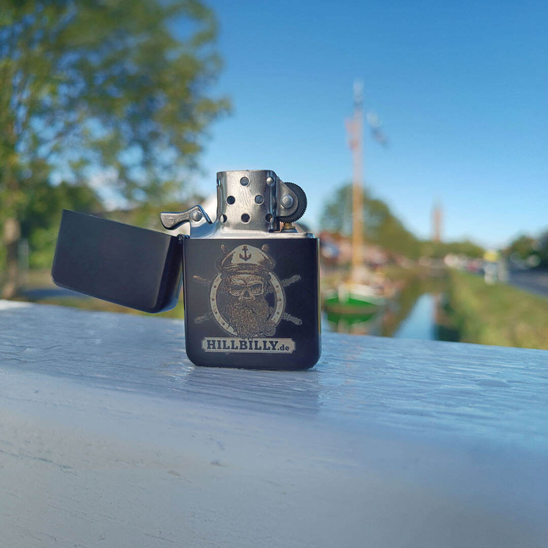 Benzin-Feuerzeug_HILLBILLYde_SkullCaptain_Steuerrad_schwarz_1727544668062