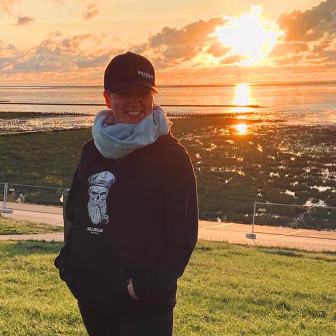 Womens_Hoodie_HILLBILLY_SkullCaptain-black_20200804-0004