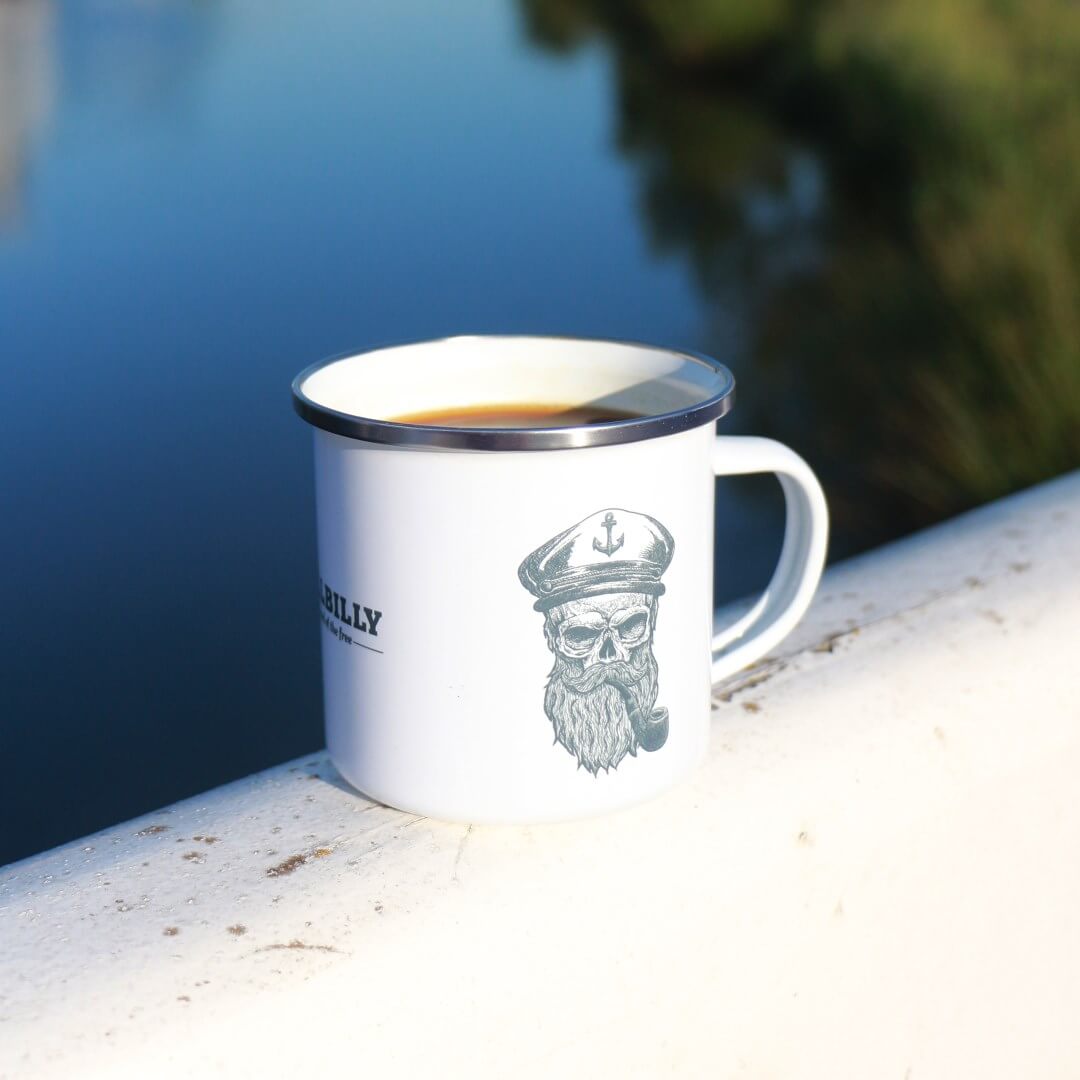 HILLBILLY_Emailletasse_SkullCaptain_Steuerrad_Shopbild_IMG_4137b