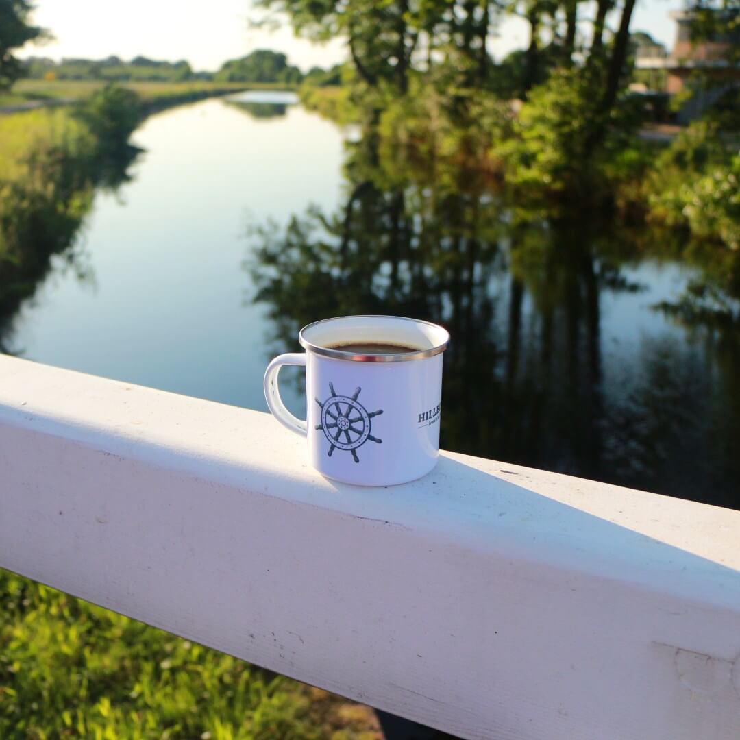 HILLBILLY_Emailletasse_SkullCaptain_Steuerrad_Shopbild_IMG_4116b