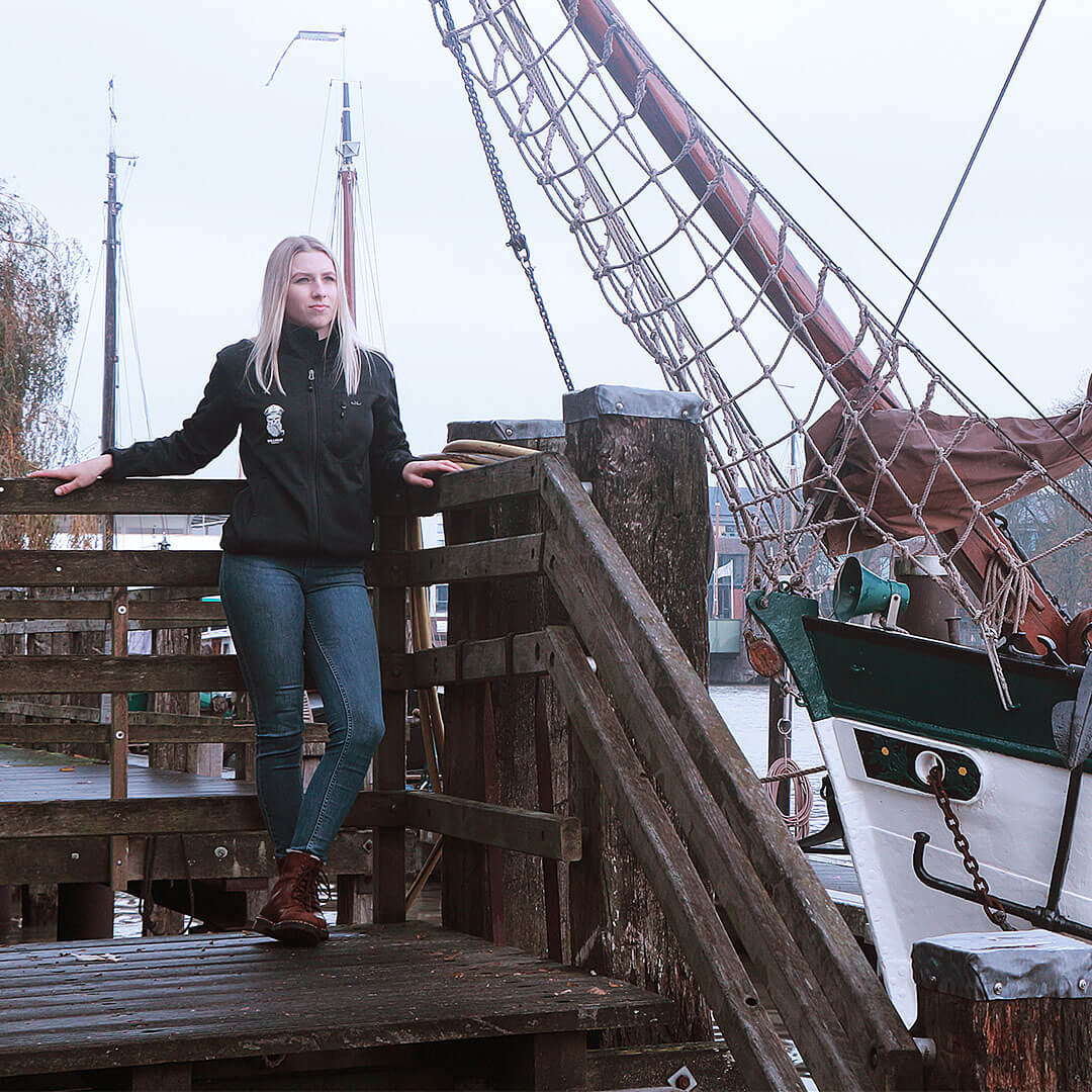 Womens_Thermofleece-Jacke_HILLBILLY_SkullCaptain-black_IMG_5051