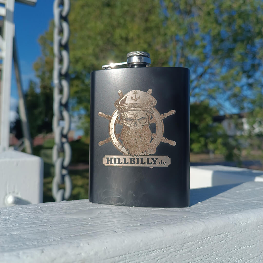 Flachmann_HILLBILLYde_SkullCaptain_Steuerrad_schwarz_1727544669270 HILLBILLY Flachmann schwarz - SkullCaptain mit Steuerrad • 240ml