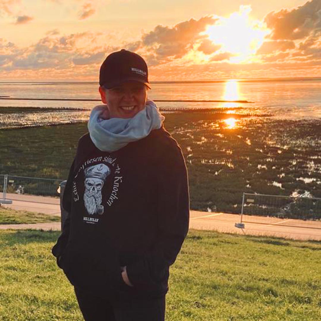 Womens_Hoodie_HILLBILLY_SkullCaptain-HarteKnochen-black_20200804-0004