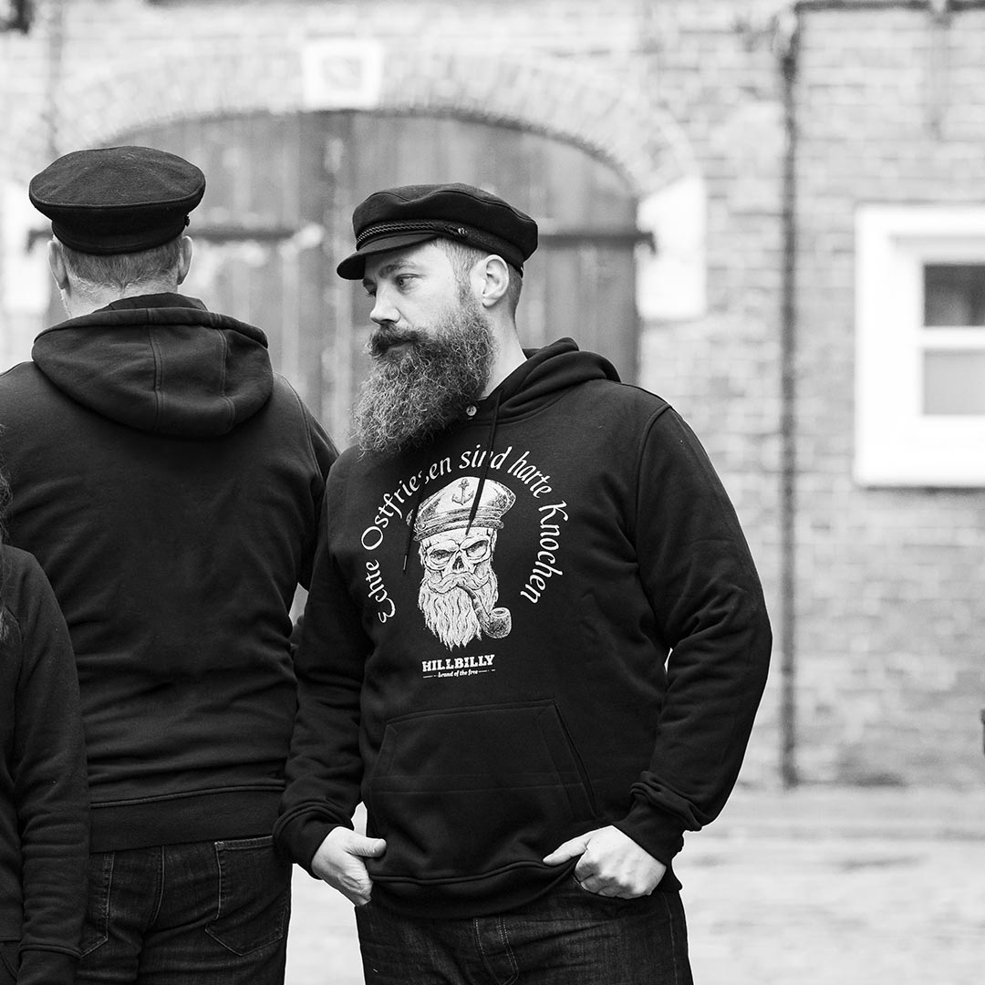 Mens_Hoodie_HILLBILLY_SkullCaptain-HarteKnochen-black_076 Hoodie Unisex - Echte Ostfriesen sind harte Knochen